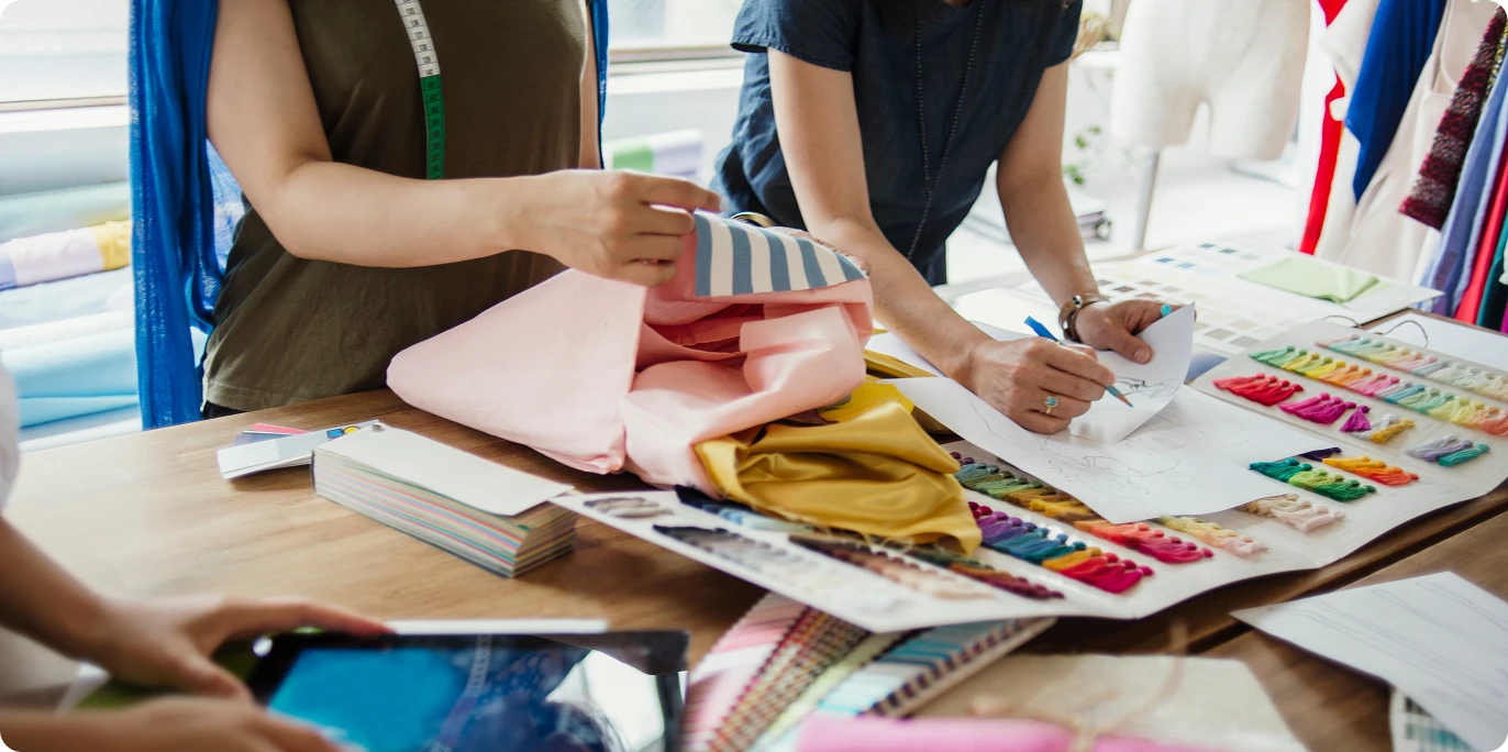 スタッフがお客様から要望をヒアリングしている様子