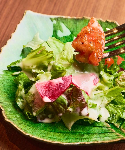 新鮮な野菜と海の幸のサラダ