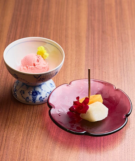 シャーベットと果物のデザート盛り合わせ