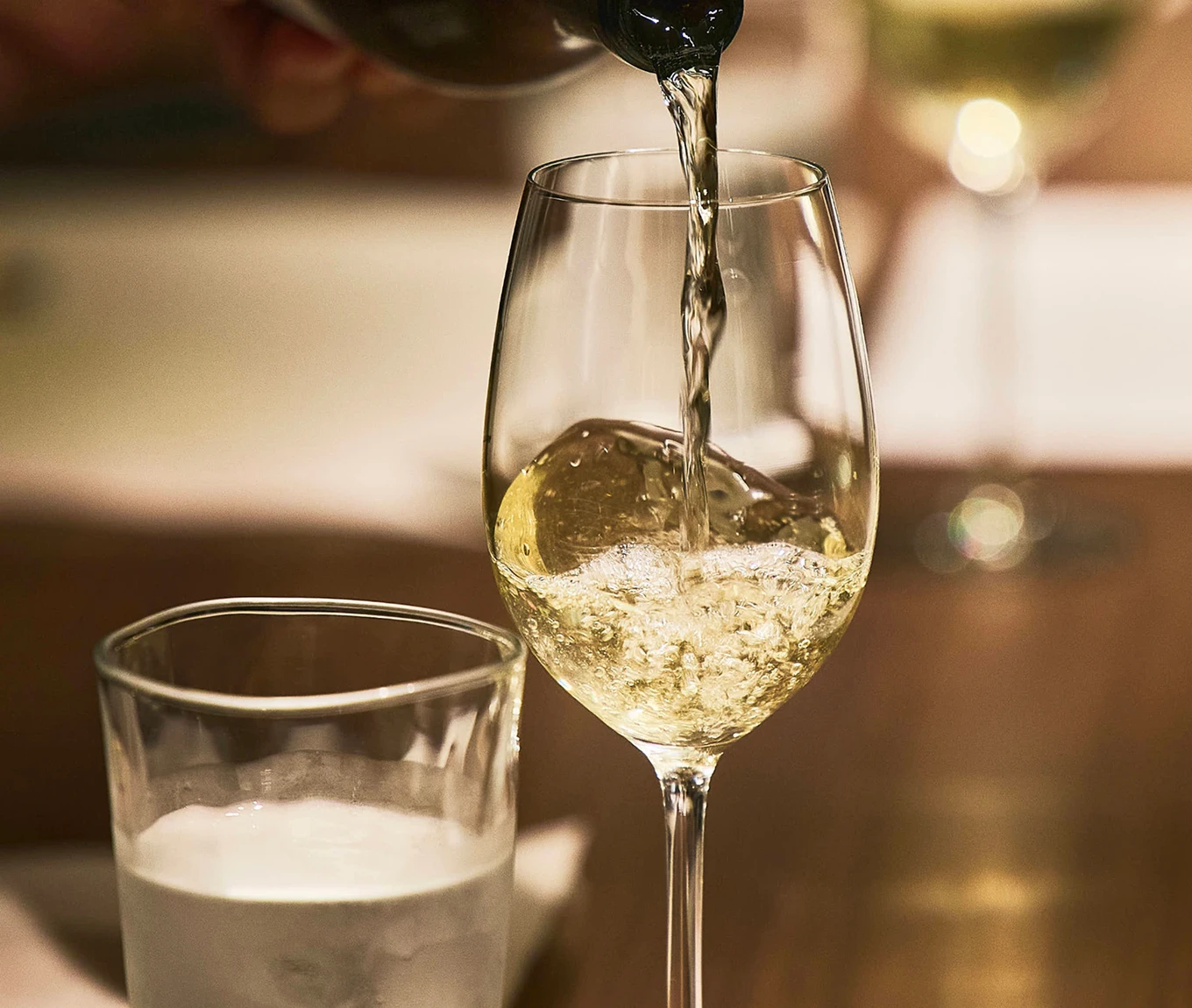 ワイングラスに白ワインを注ぐ瞬間
