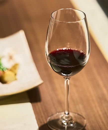 グラスに注がれた赤ワイン