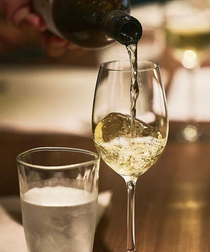 ワイングラスに白ワインを注ぐ瞬間