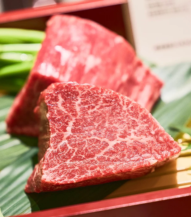 新鮮な霜降り和牛の塊肉