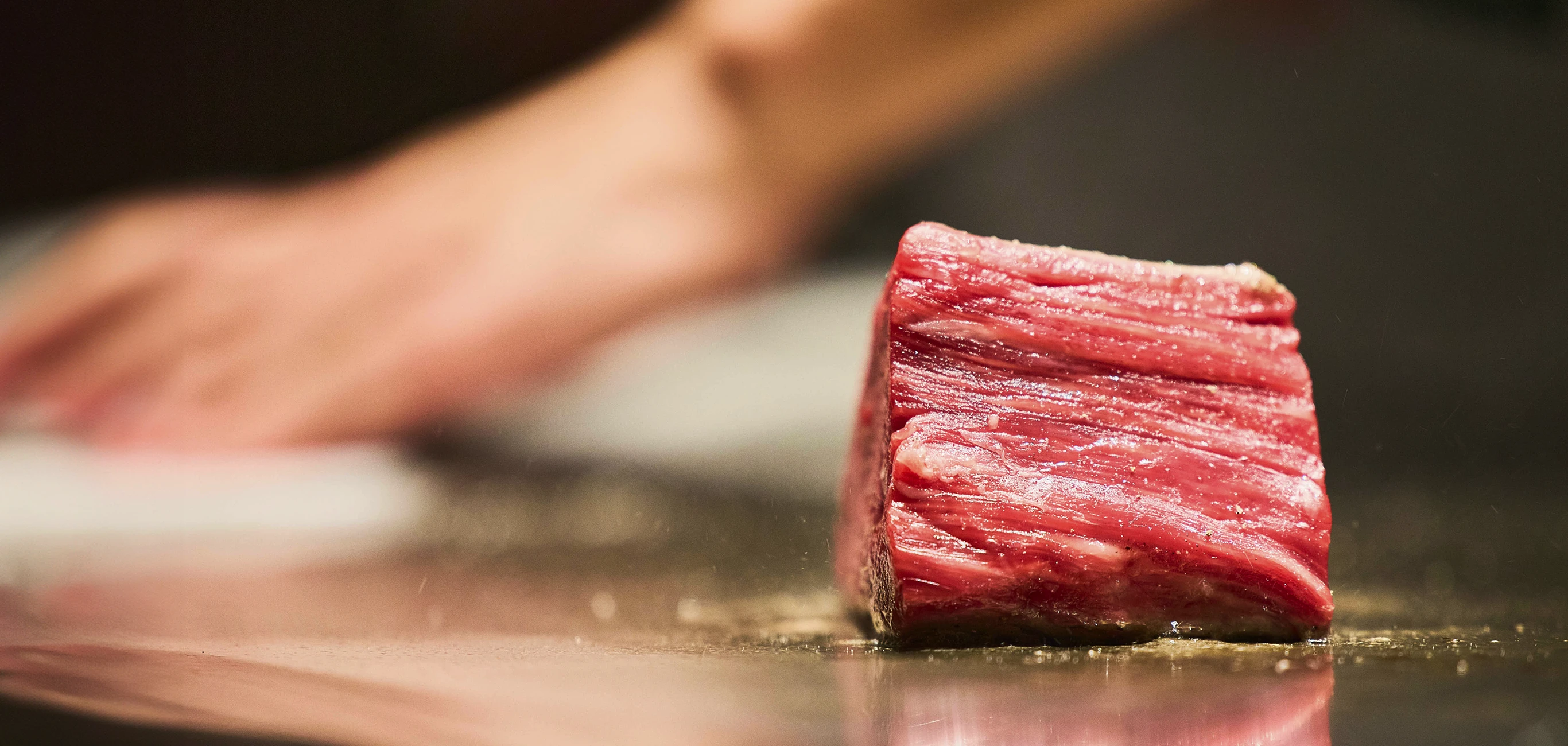 鉄板の上で焼かれる和牛の赤身肉