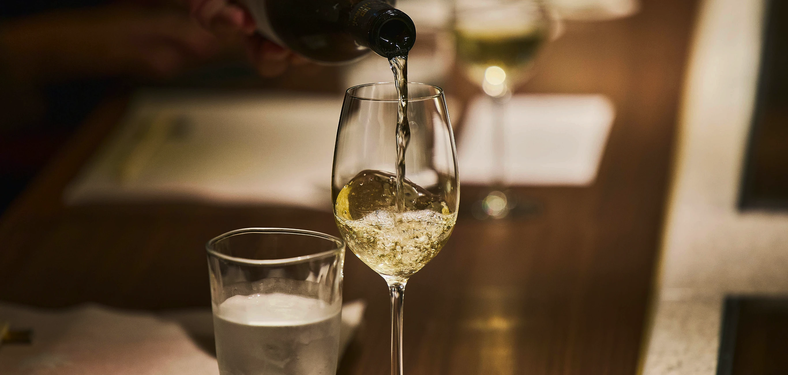 ワイングラスに白ワインを注ぐ瞬間